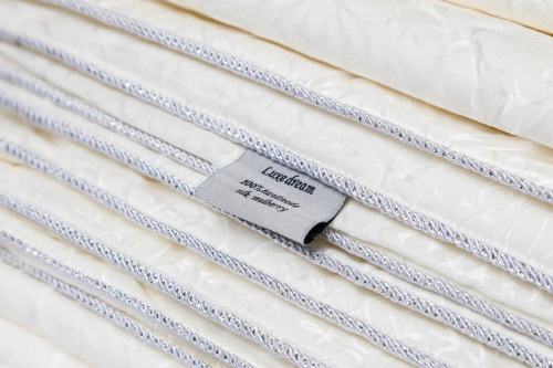 Шелковое одеяло Luxe Dream Luxury Silk всесезонное 200x220 купить в интернет магазине LiveStor.ru